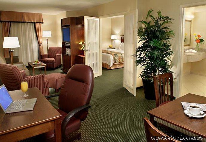 Fairfield & By Marriott Toronto Hotel 3*